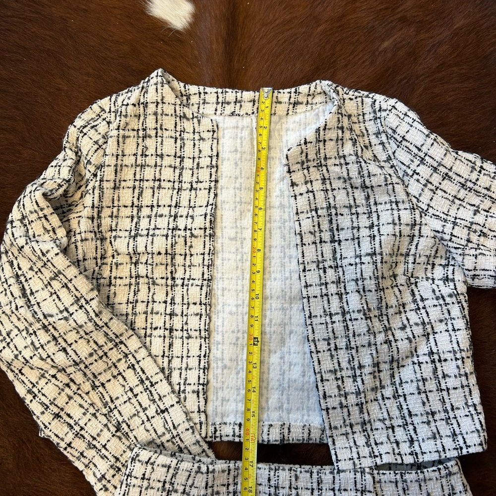 Chic & classic Cream and Black tweed Women's jacket & skirt - Picture 5 of 8